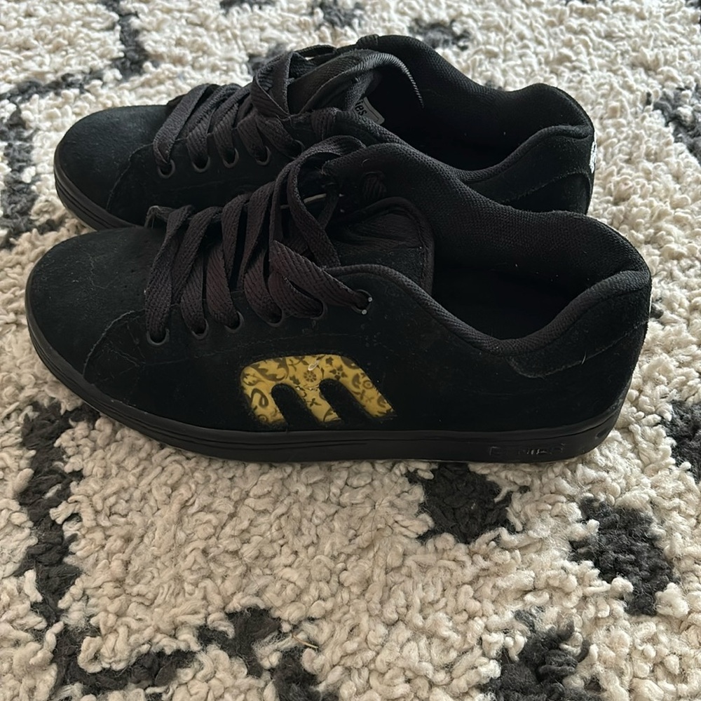 Etnies Clear Cut Skateboarding Retro Sneakers in Black Suede